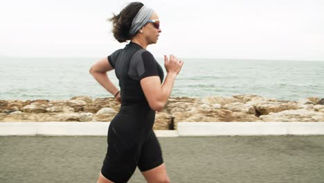 Triatleta-Femenina-Seria-Entrenando-Para-Maratón