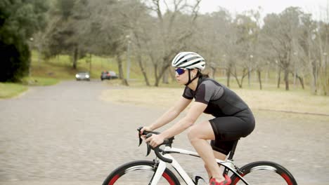 Mujer-Deportiva-Montando-Bicicleta