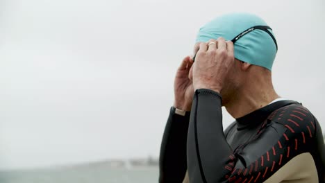 Sportsman-in-wetsuit-wearing-goggles