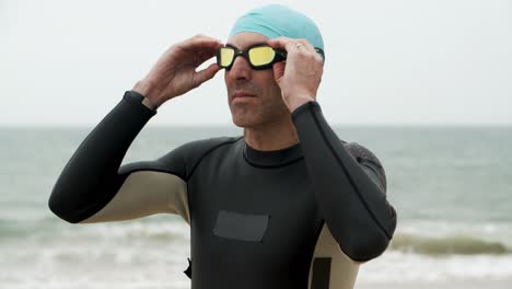 Sportsman-wearing-goggles-on-beach
