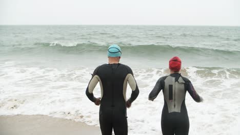 Swimmers-in-wetsuits-in-sea-waves