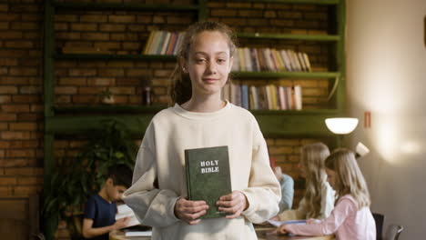 Mädchen,-Das-Heiliges-Bibelbuch-Auf-Religionsunterricht-Hält