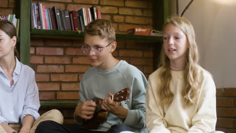 Teacher-and-students-singing-to-the-beat-of-the-ukelele