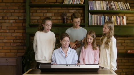 Gruppe-Von-Schülern-Und-Lehrern,-Die-Christliche-Musik-Singen
