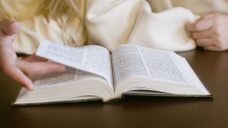 Closeup-of-blond-girl-reading-the-Bible