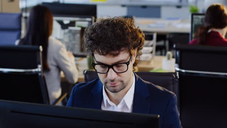 Hombre-De-Negocios-Caucásico-Con-Gafas-Trabajando-En-Una-Computadora-En-La-Oficina