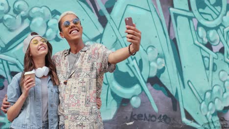 Hipster-Lustiges-Paar-In-Stilvoller-Kleidung,-Die-Ein-Selfie-Mit-Smartphone-Auf-Der-Straße-Macht