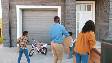 Afroamerikanische-Glückliche-Familie-Mit-Kleinen-Kindern-Und-Hund,-Die-In-Ein-Neues-Zuhause-Am-Stadtrand-Umziehen
