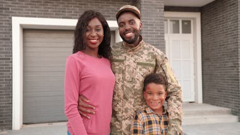 Retrato-De-Una-Familia-Afroamericana-Con-Un-Niño-Pequeño-Y-Un-Padre-Soldado