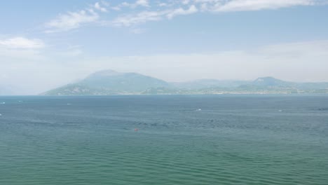 Blick-Auf-Den-Gardasee-Und-Einen-Berg-In-Der-Ferne
