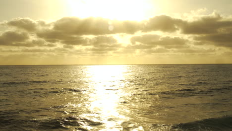 Goldener-Himmel-Sonnenaufgang-Am-Ozeanhorizont