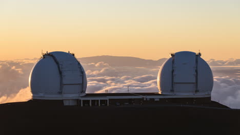 Un-Lapso-De-Tiempo-Al-Atardecer-Desde-La-Parte-Superior-De-Mauna-Kea-En-Hawaii-Desde-El-Observatorio