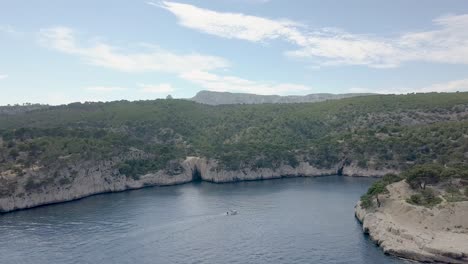 Luftaufnahmen-Von-Drohnen,-Die-Mit-Booten-Und-Wunderschönen-Bergen-In-Der-Nähe-Von-Marseille-über-Das-Mittelmeer-Fliegen