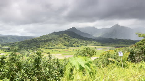 Regenzeitraffer-Mit-Blick-Auf-Ein-Tal-In-Kauai