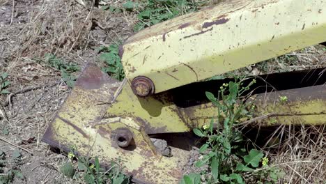 Tractor-Retroexcavadora-Desenterrando-Una-Línea-De-Agua-Con-Fugas-En-Un-Día-Caluroso-6