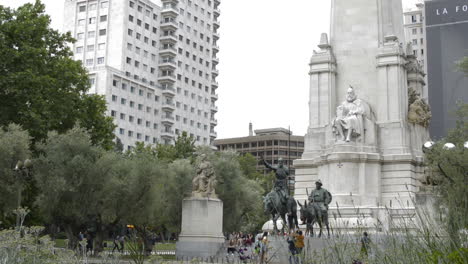 Don-Quijote-Und-Cervantes-Denkmal-Mit-Menschen,-Die-Auf-Der-Plaza-España-Madrid-Herumwandern