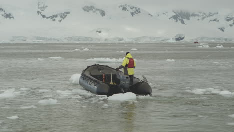 Una-Maniobra-Del-Zodiaco-Entre-Pequeños-Icebergs-En-La-Antártida