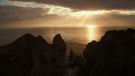 Sunrise-in-the-coastline-of-Ponta-da-Piedade,-Lagos-Portugal,-a-shoreline-of-cliffs-with-a-great-view-over-the-Atlantic-Ocean
