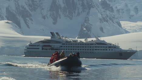 Una-Zodiac-Con-Pasajeros-Sale-Del-Barco-Para-Explorar-Icebergs-En-La-Antártida