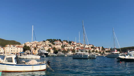 Town-Hvar-in-Croatia-with-beautiful-blue-Adriatic-sea-and-ships