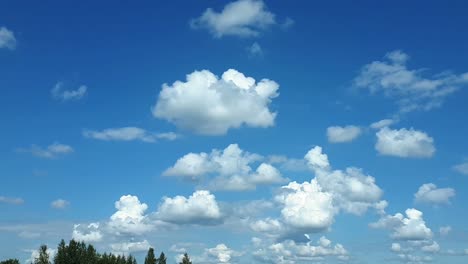 Nubes-Detrás-De-La-Ventana-Del-Coche