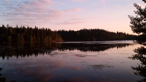 Sunset-Fly-Over-Lake-Valkjärvi-in-Pornainen,-Finland
