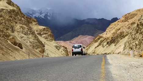 On-the-road-towards-the-city-of-Leh,-Jammu-and-Kashmir,-India