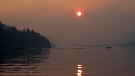 Sonnenuntergang-In-BC-Mit-Boot-Und-Wasserskifahrer-Beobachten