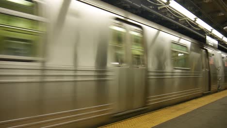 New-York-City-Subway_A-Train-pulling-into-station