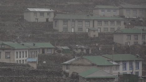 La-Nieve-Cae-Sobre-Un-Pueblo-En-Nepal