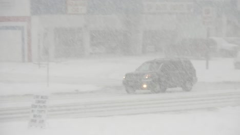 Snow-storm-in-Columbus-Ohio-as-SUV-drives-in-High-Street