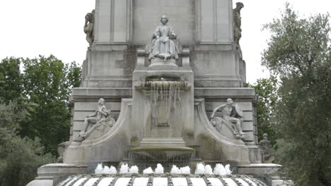 Brunnendenkmal-Einer-Frau,-Die-Auf-Einem-Stuhl-Auf-Der-Plaza-España-Madrid-Sitzt