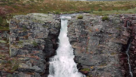 Der-Panichulata-wasserfall-In-Rondane-Norwegen,-Aufgenommen-In-50p-Und-Verlangsamt-Auf-25p-Timeline