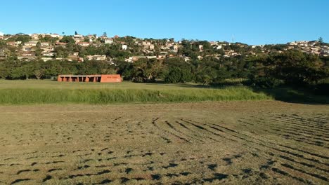 Luftaufnahmen-Von-Einem-Frisch-Gemähten-Grasfeld-In-Der-Südafrikanischen-Landschaft-An-Einem-Hellen-Tag