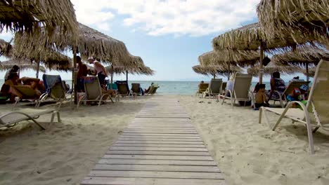 Sombrilla-Y-Tumbonas-En-El-Bar-De-La-Playa-En-Grecia-3