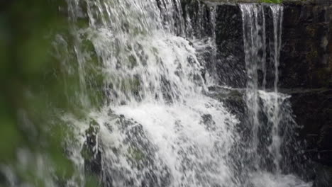 Zeigt-Im-Sommer-Einen-Wasserfall-Hinter-Einem-Busch-Von-Links-Nach-Rechts