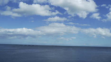 Blauer-Himmel-Mit-Wolken-Und-Meer-Aus-Einem-Fahrenden-Auto
