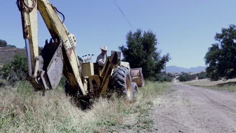 Tractor-Retroexcavadora-Desenterrando-Una-Línea-De-Agua-Con-Fugas-En-Un-Día-Caluroso-3