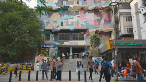 Edificios-Y-Tiendas-En-Mahatma-Ghandi-Road-En-Bangalore,-India