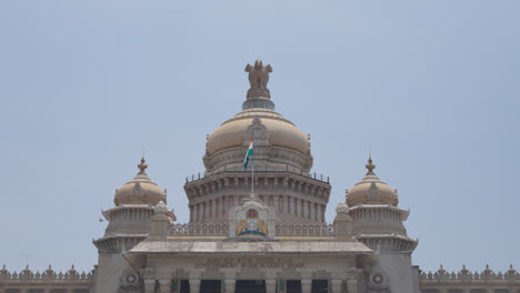 Primer-Plano-Que-Muestra-El-Exterior-Del-Edificio-De-La-Asamblea-Legislativa-Vidhana-Soudha-En-Bangalore,-India-1