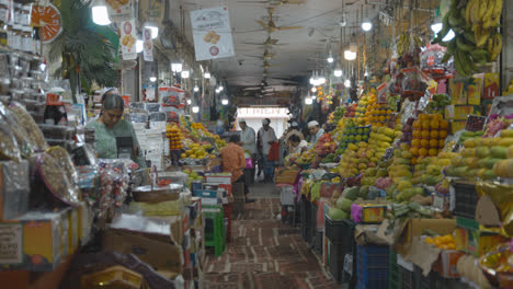 Obst--Und-Essensstände-Im-Russell-Marktgebäude-In-Bangalore,-Indien-Mit-Käufern