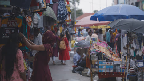 Concurrido-Mercado-Callejero-En-Bangalore,-India-Con-Compradores-2