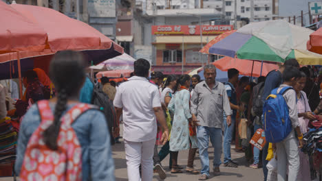 Concurrido-Mercado-Callejero-En-Bangalore,-India-Con-Compradores-1