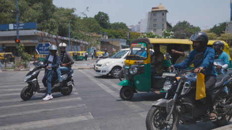 Cruce-De-Carreteras-Muy-Transitado-Con-Tráfico-En-Bangalore,-India,-Con-Coches,-Taxis-Y-Motos