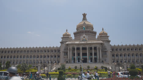 Exterior-Del-Edificio-De-La-Asamblea-Legislativa-Vidhana-Soudha-En-Bangalore,-India-1