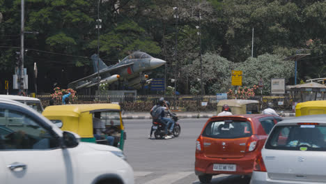Statische-Außendarstellung-Des-Hal-Tejas-Kampfjets-In-Bangalore,-Indien,-Mit-Verkehr-Im-Vordergrund