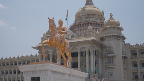 Statue-Von-Basaveshwara-Vor-Dem-Gebäude-Der-Gesetzgebenden-Versammlung-Vidhana-Soudha-In-Bangalore,-Indien