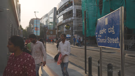 Signo-De-Church-Street-En-El-Distrito-De-Negocios-De-Bangalore,-India-Con-Gente-1