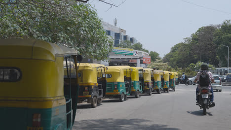 Línea-De-Taxis-Auto-Rickshaw-Estacionados-En-La-Calle-En-Bangalore,-India