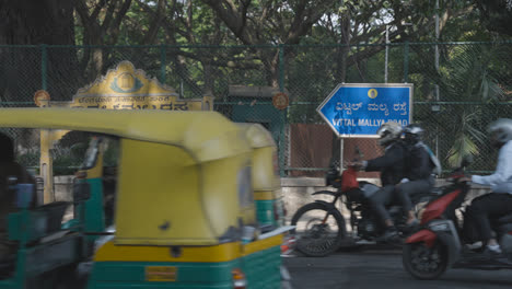 Viel-Verkehr-Auf-Der-Vittal-Mallya-Road-In-Bangalore,-Indien-Mit-Autos,-Rikscha-Bussen,-Taxis-Und-Motorrädern